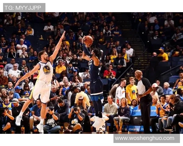 镜头捕捉：勇士赛场小动作引发热议